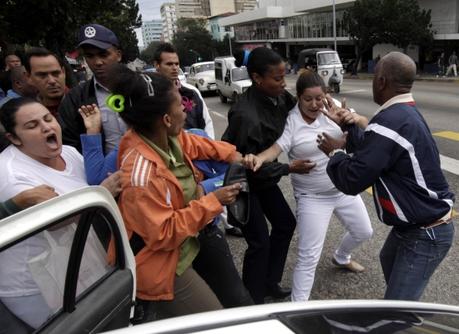 Más de un centenar de detenciones en Cuba en el día de los derechos humanos arrestos-Damas-de-Blanco-Dia-de-Derechos-Humanos