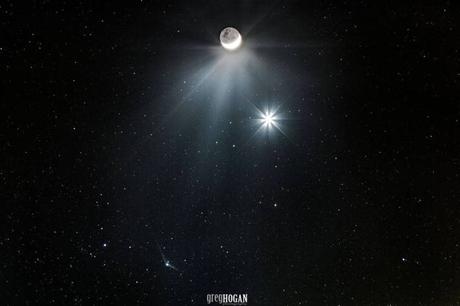 El cometa se reúne con la Luna y la estrella de la mañana