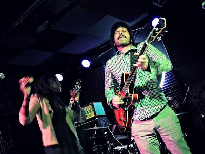 Cosmosoul en directo o el último concierto del año o los blancos no saben bailar ¡pero qué bien se lo pasan los condenados!: Cosmosoul en directo o el último concierto del año o los blancos no saben bailar ¡pero qué bien se lo pasan los condenados!: