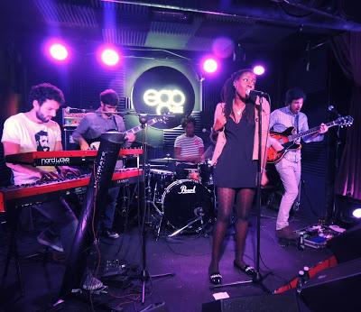 Cosmosoul en directo o el último concierto del año o los blancos no saben bailar ¡pero qué bien se lo pasan los condenados!: Cosmosoul en directo o el último concierto del año o los blancos no saben bailar ¡pero qué bien se lo pasan los condenados!: