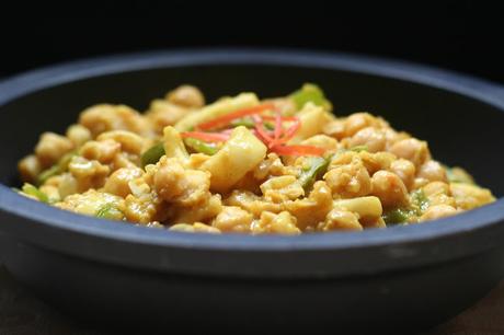 Garbanzos al Curry con Calamares, Quínoa y Leche de Coco