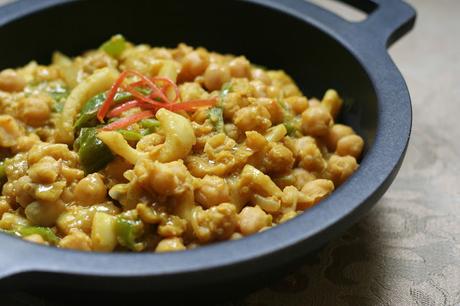 Garbanzos al Curry con Calamares, Quínoa y Leche de Coco