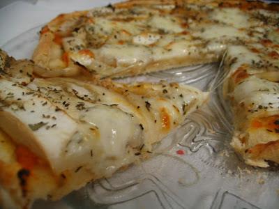 PIZZA DE BERENJENA, ATÚN, TOMATE Y MOZZARELLA PIZZA DE BERENJENA, ATÚN, TOMATE Y MOZZARELLA