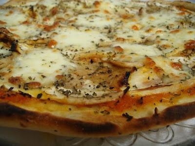 PIZZA DE BERENJENA, ATÚN, TOMATE Y MOZZARELLA PIZZA DE BERENJENA, ATÚN, TOMATE Y MOZZARELLA