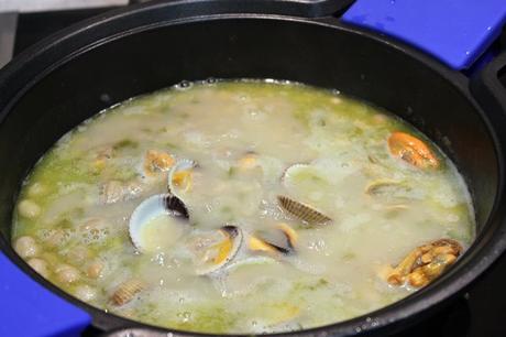 Pochas con berberechos y mejillones