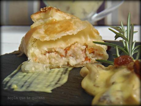 HOJALDRES RELLENOS DE LANGOSTINOS CON SALSA DE CHAMPIÑONES AL AZAFRÁN