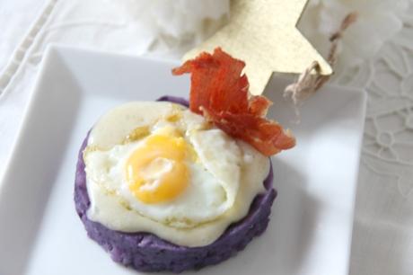 receta: timbal de patatas violetas, torta del Casar, huevo de codorniz y crujiente de Ibérico