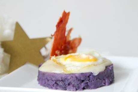 receta: timbal de patatas violetas, torta del Casar, huevo de codorniz y crujiente de Ibérico