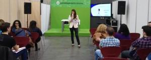 La psicóloga Yolanda Pérez, autora principal del estudio, en una conferencia. Imagen de la psicóloga Yolanda Pérez, autora principal de este estudio con pacientes de psicología, en una conferencia