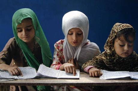 alumnas musulmanas leyendo el coran