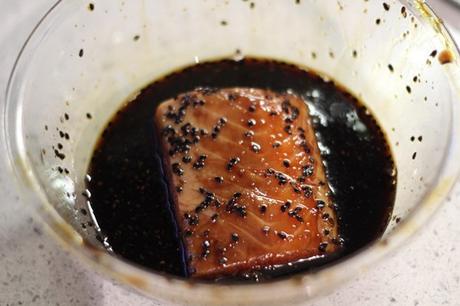 Salmón marinado en soja y miel con patatas especiadas al curry