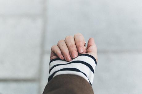 MotherDenim-Cropped_Jeans-Striped_Top-Grey_Hat-Camel_Coat-Black_Booties-Vintage_Belt-Outfit-Street_Style-68