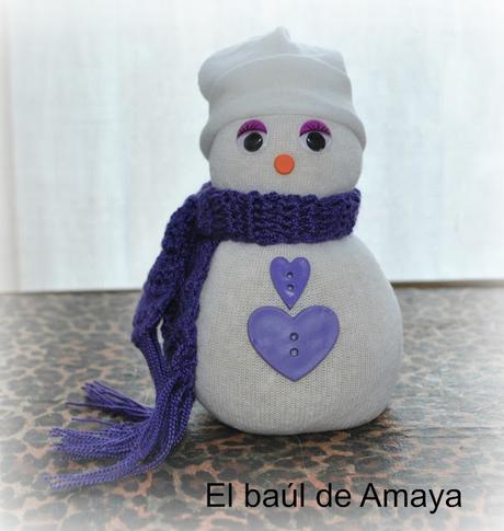 MUÑECO DE NIEVE CON BUFANDA EN MORADO