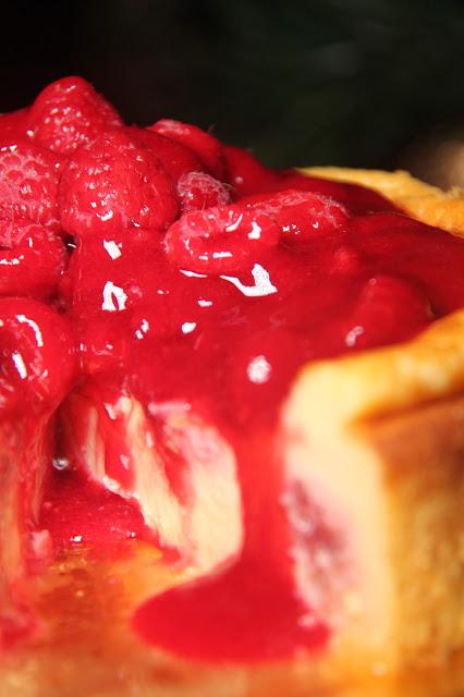 Tarta de queso rellena con frambuesas y coulís de frambuesas Tarta de queso rellena con frambuesas y coulís de frambuesas