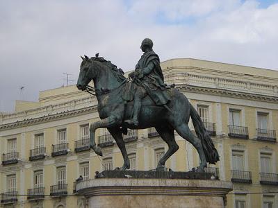 Revueltas comuneras, mercados, teatros populares, el inicio de una guerra...todo pasó en un mismo lugar: La Puerta del Sol en Madrid