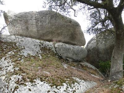 Peña con cruces en Vereda del Fraile, Las Ventas con Peña Aguilera