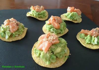 NACHOS CON GUACAMOLE Y SALMÓN NACHOS CON GUACAMOLE Y SALMÓN