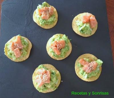 NACHOS CON GUACAMOLE Y SALMÓN NACHOS CON GUACAMOLE Y SALMÓN