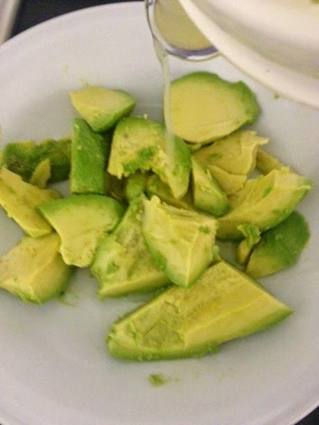 NACHOS CON GUACAMOLE Y SALMÓN NACHOS CON GUACAMOLE Y SALMÓN