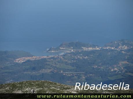 Ruta Pienzu por Mirador Fito y Biescona: Vista de Ribadesella desde el Pienzu