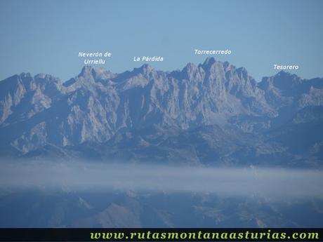 Ruta Pienzu por Mirador Fito y Biescona: Vista del Macizo Central de Picos de Europa desde el Pienzu