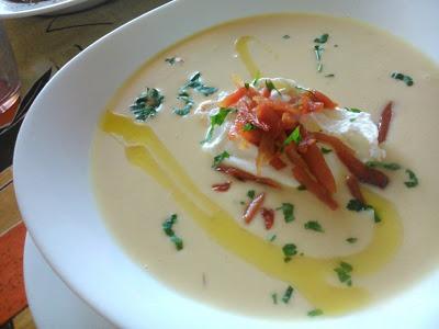 CREMA SUPREMA DE PATATAS CON CRUJIENTE IBÉRICO Y HUEVOS POCHÉ (primer plato Navideño) CREMA SUPREMA DE PATATAS CON CRUJIENTE IBÉRICO Y HUEVOS POCHÉ (primer plato Navideño)