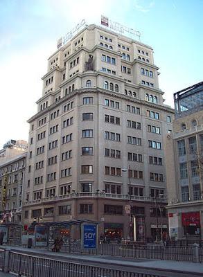 La Puerta del Sol y los cafés de tertulias. La Puerta del Sol y los cafés de tertulias.