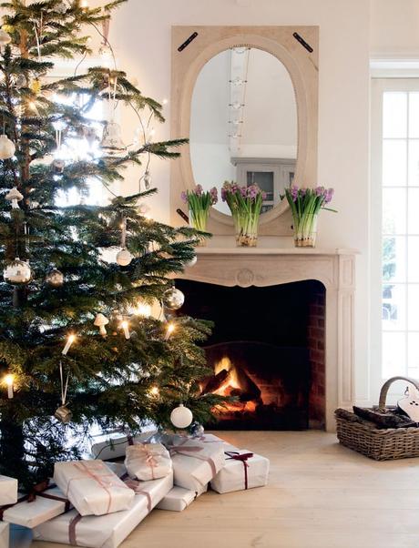 Casa decorada para la Navidad: Velas, nieve, regalos...