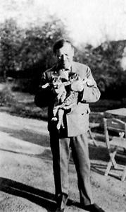 Cuadros de gatos y mujeres por el pintor húngaro János Vaszary El pintor en su jardín de Tatra en 1920