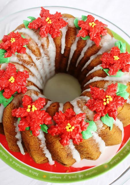 Bundt Cake de Camote, Pisco y Pecanas con Flores Navideñas de Butterceram