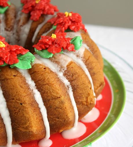 Bundt Cake de Camote, Pisco y Pecanas con Flores Navideñas de Butterceram