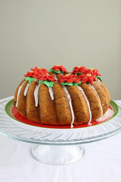 Bundt Cake de Camote, Pisco y Pecanas con Flores Navideñas de Butterceram