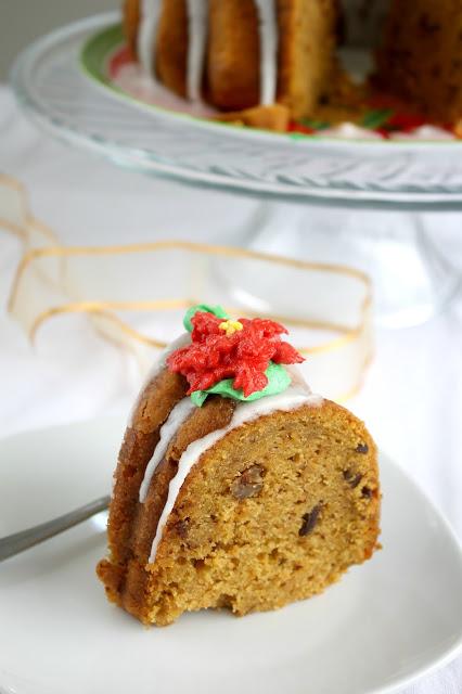 Bundt Cake de Camote, Pisco y Pecanas con Flores Navideñas de Butterceram