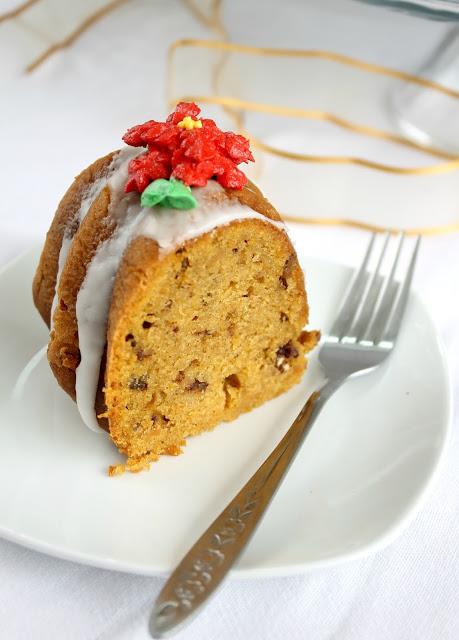 Bundt Cake de Camote, Pisco y Pecanas con Flores Navideñas de Butterceram