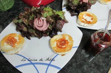 Ensalada con huevos cuadrados, y queso a la plancha Ensalada con huevos cuadrados, y queso a la plancha