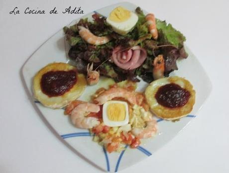 Ensalada con huevos cuadrados, y queso a la plancha Ensalada con huevos cuadrados, y queso a la plancha