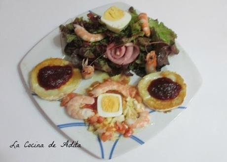 Ensalada con huevos cuadrados, y queso a la plancha Ensalada con huevos cuadrados, y queso a la plancha