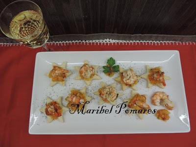 Tosta de hojaldre en forma de estrella con pisto y gambas. Tosta de hojaldre en forma de estrella con pisto y gambas.