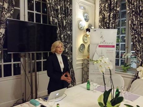 La Dra. Garrigues presentando el método Walkernine Gimnasia Facial Walkernine