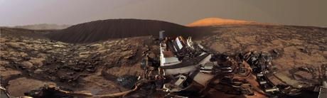Panorámica del Curiosity a los pies de la impresionante duna Namib Panorámica del Curiosity a los pies de la impresionante duna Namib