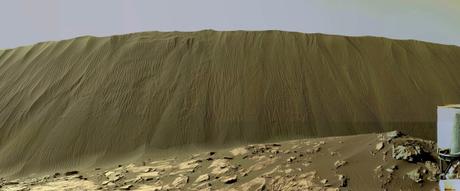 Panorámica del Curiosity a los pies de la impresionante duna Namib Panorámica del Curiosity a los pies de la impresionante duna Namib