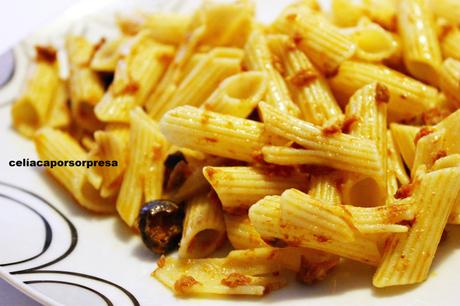 PLUMAS CON SALSA MARINARA CON ATÚN pasta-con-salsa-marinara-con-atún-de-cerca