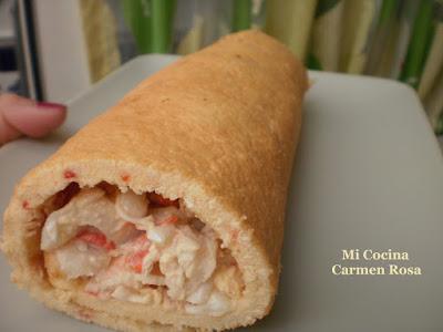 BRAZO SALADO DE PIMIENTO DEL PIQUILLO RELLENO DE PESCADO Y MARISCO EN SALSA ROSA