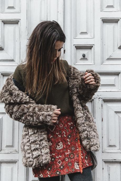 Faux_Fur_Coat-Boho_Skirt-Formula_Joven-Loafers-Outfit-Street_Style-Collage_Vintage-43