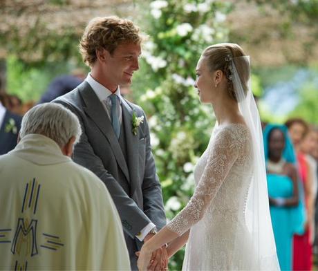  Beatrice en uno de los momentos más emotivos de su boda religiosa junto a Pierre con su espectacular vestido de Armani, recogido bajo, y velo de gasa sujeto con horquillas de strass de aires retro..