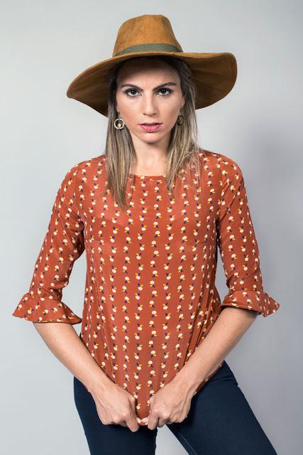 blusa con volantes en las mangas estampado de manzanas