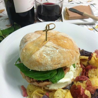 Hamburguesa De Pavo Con Queso Crema, Patê De Oca Y Albahaca