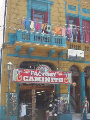 Un paseo tradicional de la ciudad de Buenos Aires: la calle Caminito y el Museo Quinquela Martín.