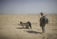 Caballero, un respeto (Rodrigo ABD) Un artificiero americano examina un cadáver en Kandahar. Afganistán, 2010. Fotografia-de-guerra