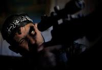 Desenfunda (JM López). Buscando enemigos en una sangrienta guerra civil. Siria 2012. Fotografia-de-guerra